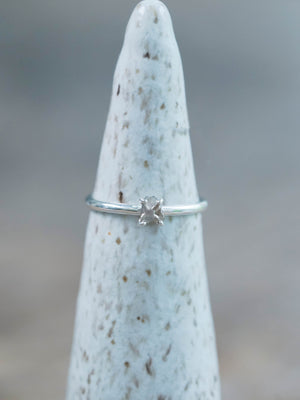 Borneo Diamond Ring with Prongs for Engagement Ring