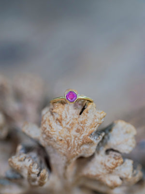 Portrait Cut Pink Sapphire Ring in Ethical Gold - Gardens of the Sun | Ethical Jewelry