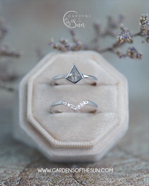 Kite Diamond Ring Set in White Gold
