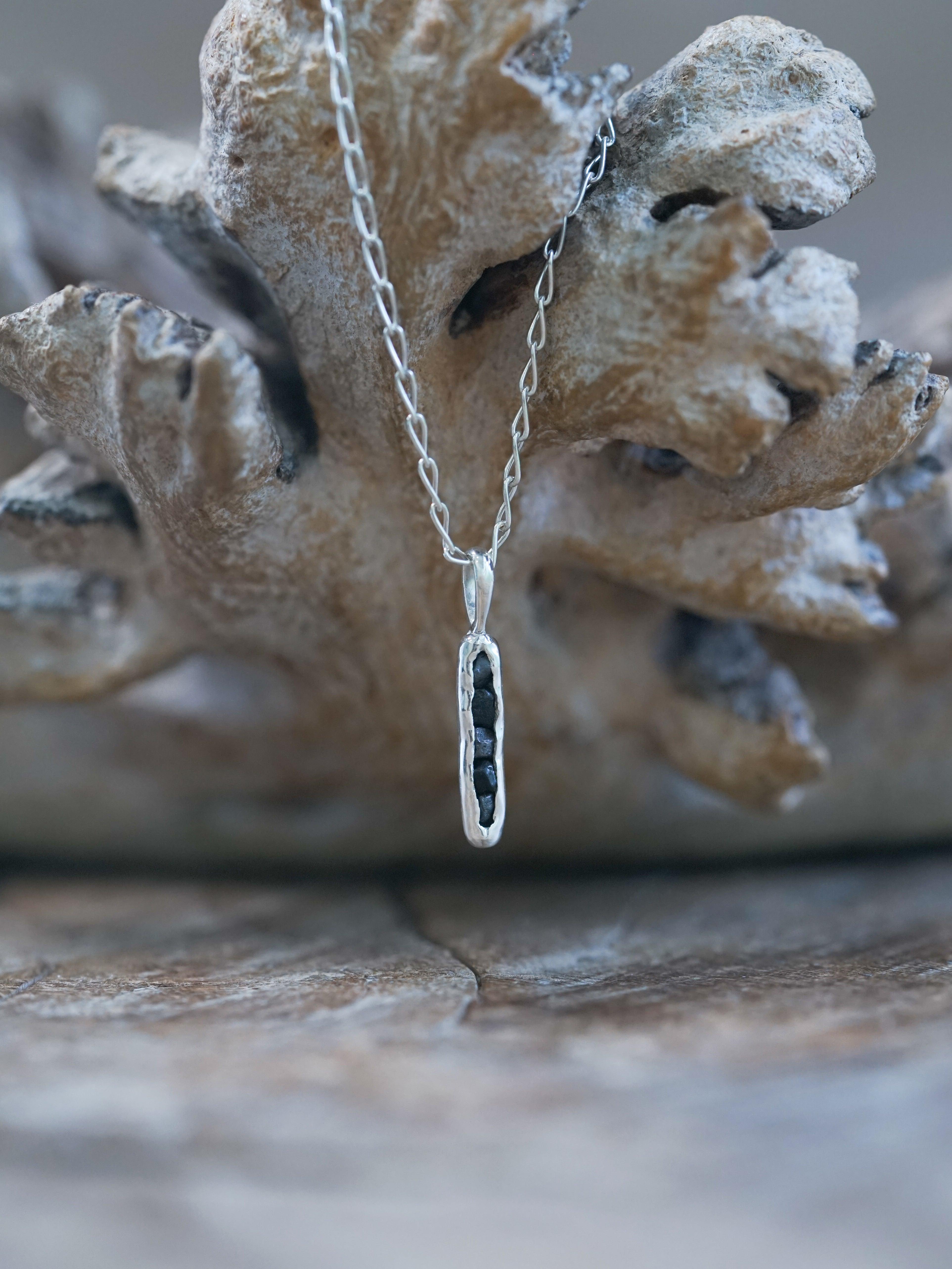 Collier Vintage En Hématite Doré – Occasion Porté