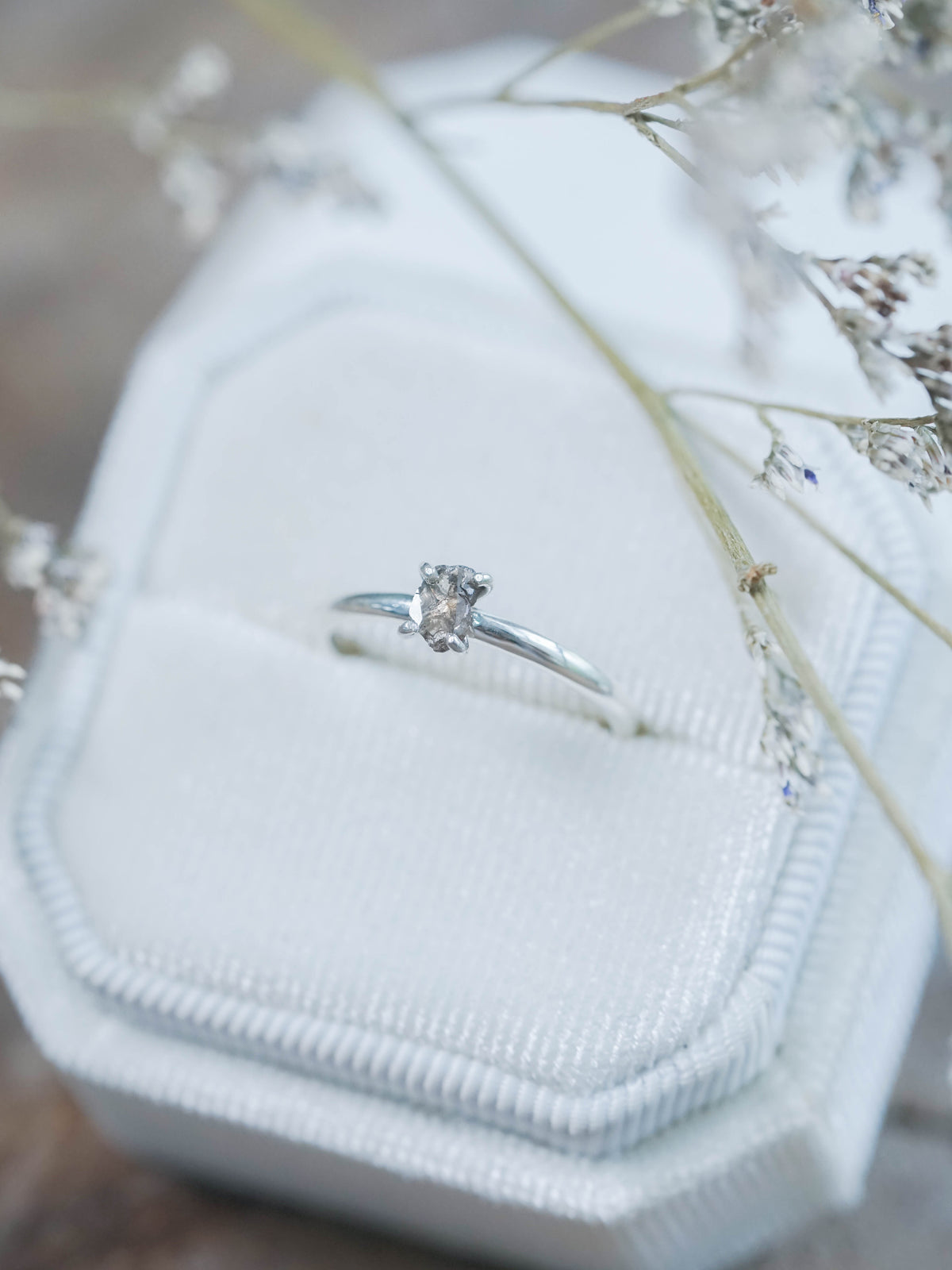 Borneo Diamond Ring with Prongs in Silver for Engagement Ring