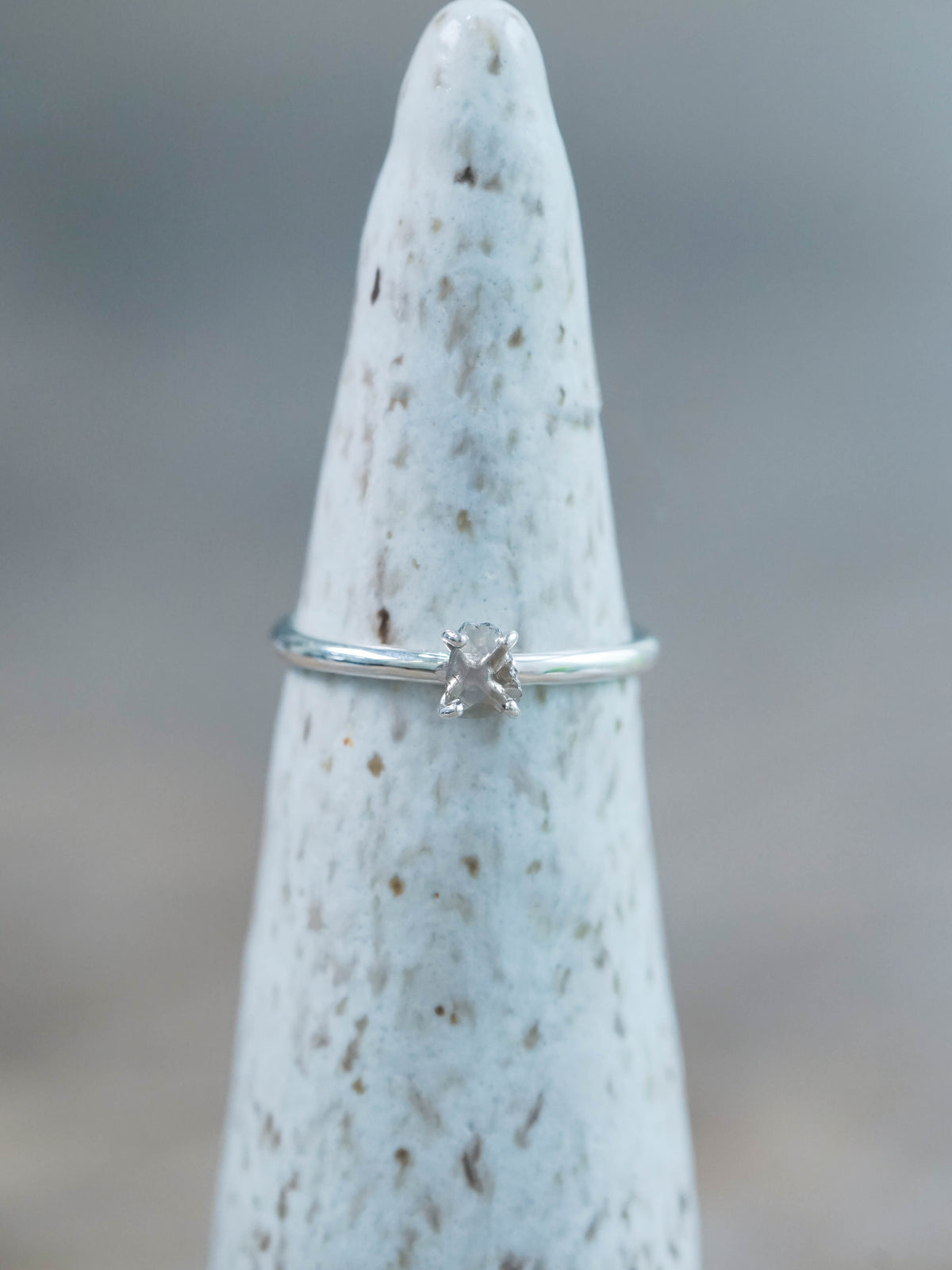Borneo Diamond Ring with Prongs for Engagement Ring