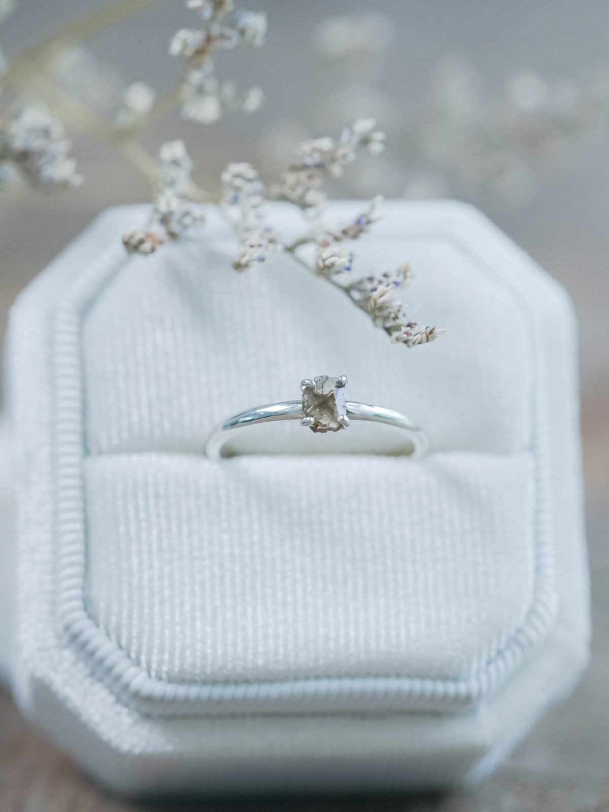 Borneo Diamond Ring with Prongs in Silver