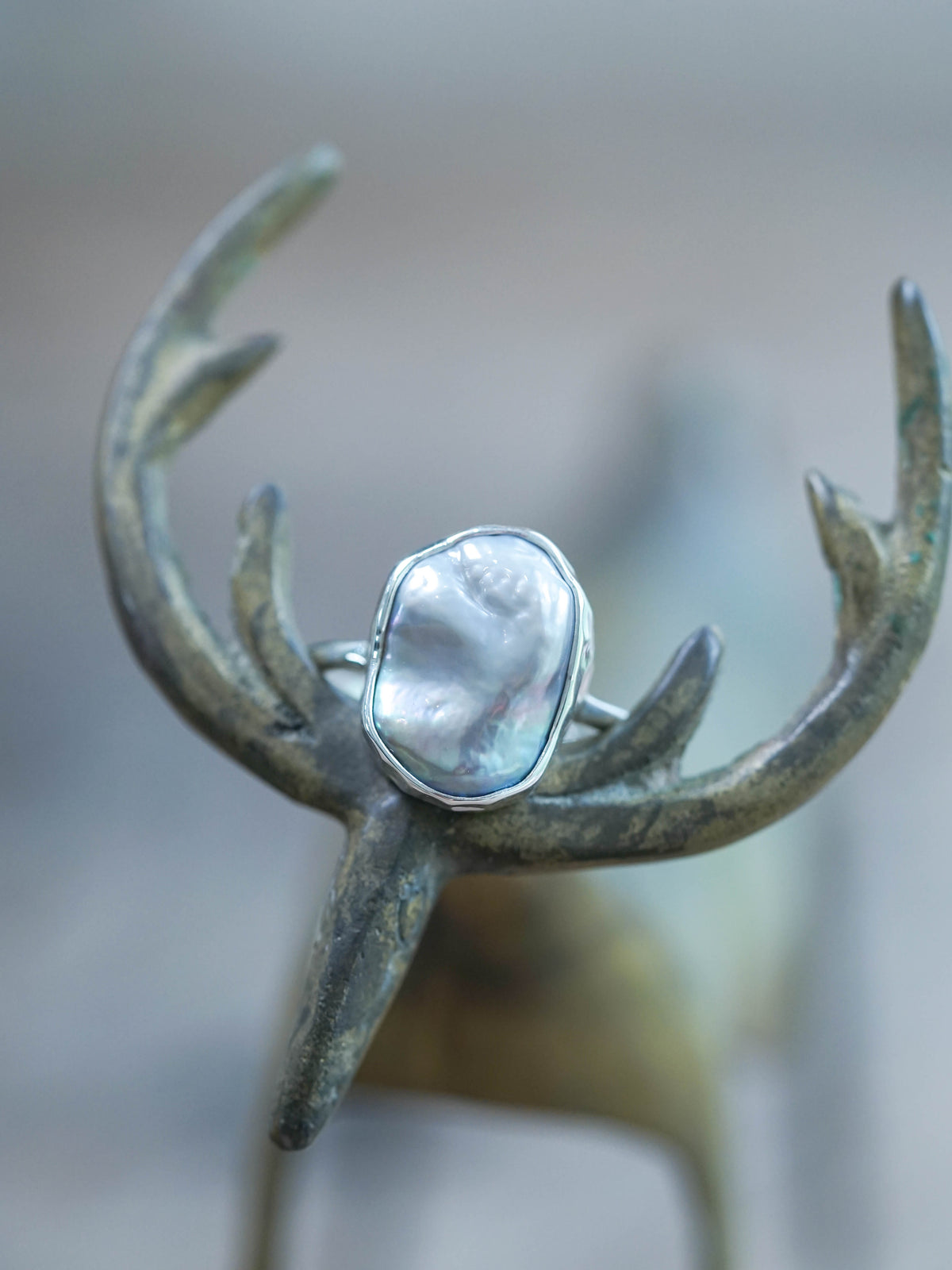 Hammered Grey Pearl Ring in silver