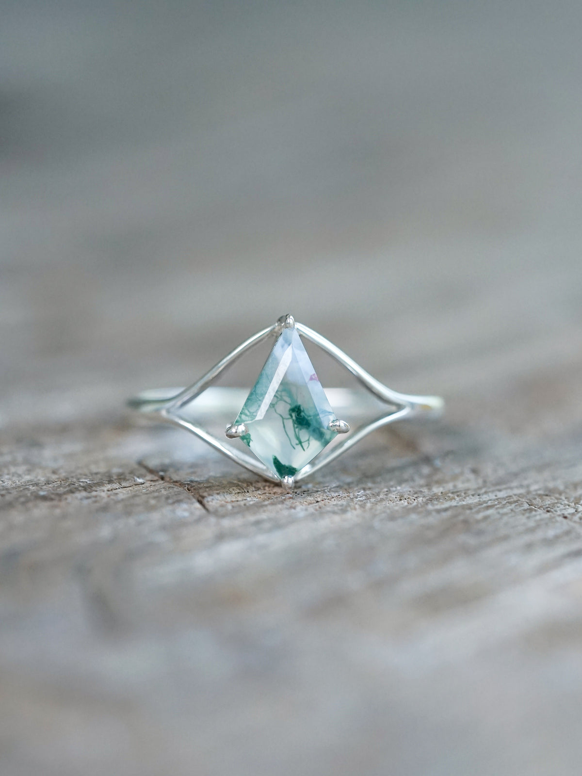 Kite Moss Agate Eye Ring