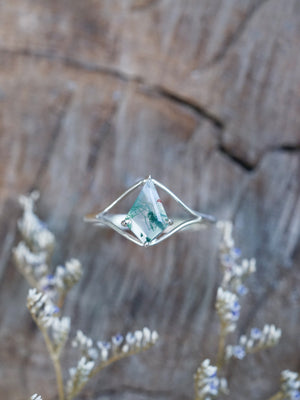 Kite Moss Agate Eye Ring