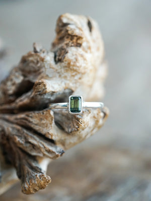 Sustainable Parti Sapphire Engagement Ring
