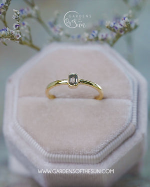Baguette Green Diamond Ring in Gold - Size 7.25
