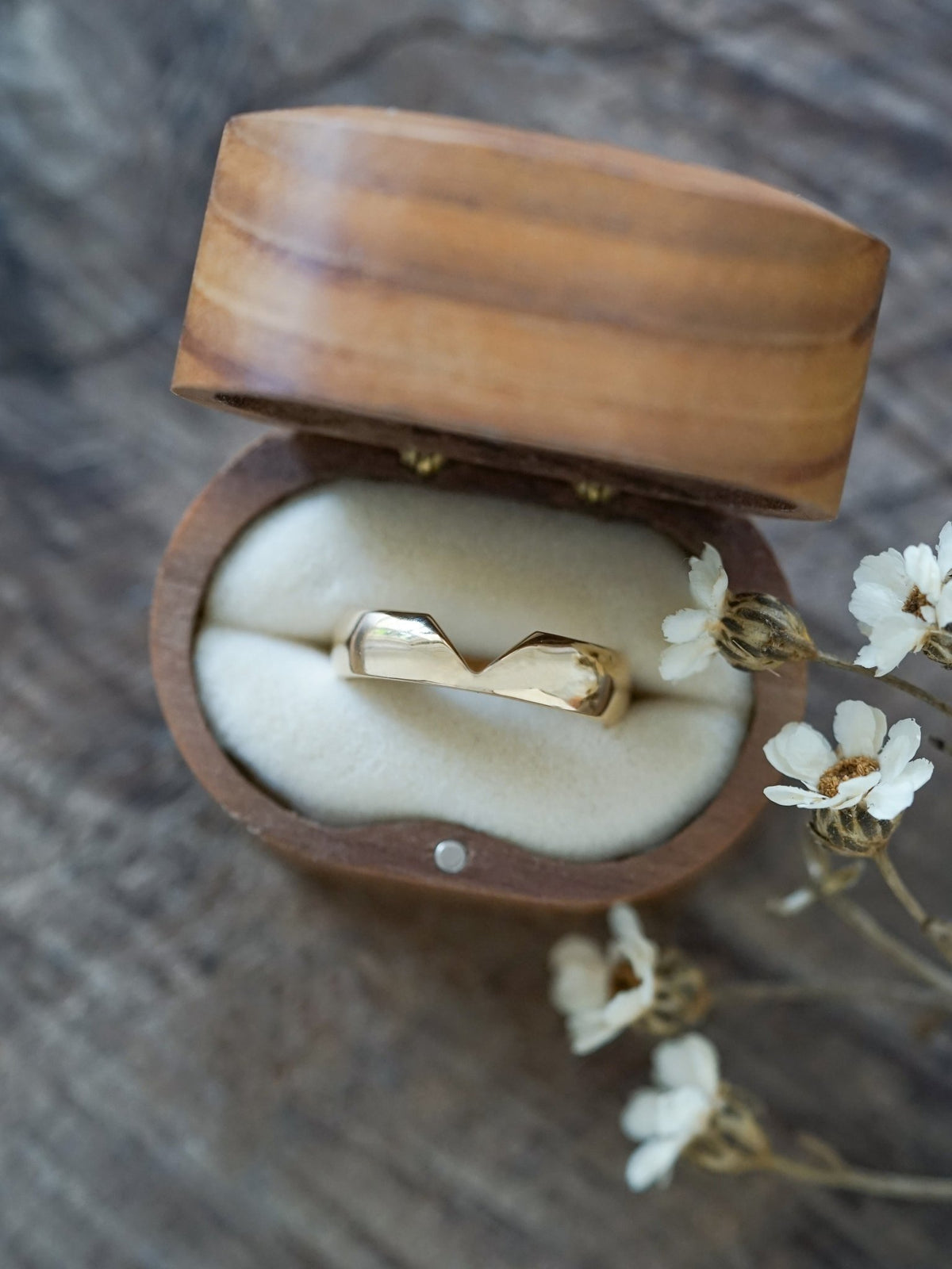 Custom Cut-out Wedding Band in Gold - Gardens of the Sun | Ethical Jewelry