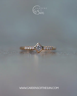 Canadian Kite Diamond Ring in Ethical Gold - Gardens of the Sun | Ethical Jewelry